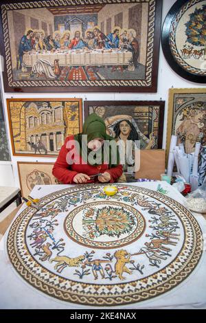 Donna che fa mosaico per il mercato turistico Giordania Foto Stock