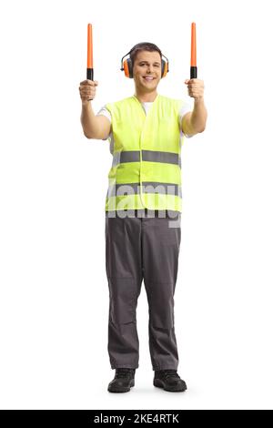 pоrtrait intera lunghezza di un marshaller aereo maschio segnalando con wands isolato su sfondo bianco Foto Stock