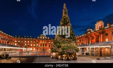 Preparazione per la stagione natalizia Ice Rink alla Somerset House di Londra. Foto Stock