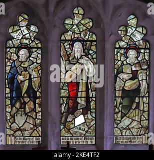 Vetrate colorate di Percy Bacon raffiguranti i Santi Pietro, Andrea e Giacomo il grande, St Barnabas Church, Emmer Green, Reading, Berkshire Foto Stock