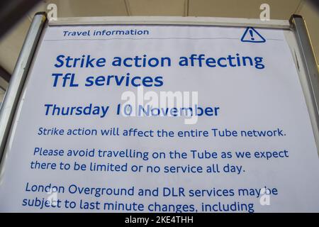 Londra, Inghilterra, Regno Unito. 10th Nov 2022. Segnale di informazione Strike Action alla stazione della metropolitana King's Cross St Pancras mentre un altro sciopero della metropolitana interrompe il viaggio nella capitale. (Credit Image: © Vuk Valcic/ZUMA Press Wire) Foto Stock