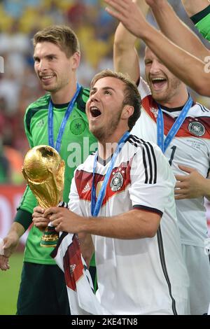 Eroe della Coppa del mondo 2014 Mario Goetze in squadra per la Coppa del mondo in Qatar. Archivio foto; Mario GOETZE; Gâ? TZE (GER), azione, immagine singola, motivo singolo corto, mezza figura, mezza figura dopo la fine del gioco, giubilo, gioia, entusiasmo, cerimonia di premiazione, coppa, trofeo, trofeo, coppa. Germania (GER))-Argentina (ARG) 1-0 aet finale, finale, gioco 64, il 13th luglio 2014 a Rio de Janeiro. Coppa del mondo di Calcio 2014 in Brasile dal 12,06. 07/13/2014. Foto Stock