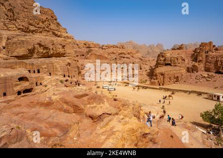 Si affaccia sulla strada delle facciate verso il Teatro di Petra Jordan Foto Stock