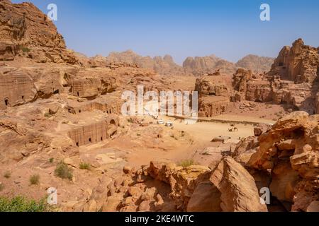 Si affaccia sulla strada delle facciate verso il Teatro di Petra Jordan Foto Stock