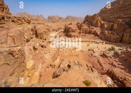 Si affaccia sulla strada delle facciate verso il Teatro di Petra Jordan Foto Stock