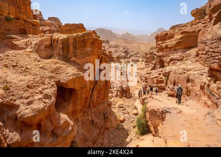 Guardando verso l'inizio del sentiero verso il Monastero di Petra Jordan Foto Stock