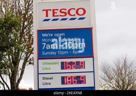 Ashford, Kent, Regno Unito. 10th Nov 2022. La discrepanza sul costo del carburante diesel e della benzina senza piombo continua con una differenza di prezzo di 24 pence in questa stazione di servizio Tesco. Photo Credit: Paul Lawrenson/Alamy Live News Foto Stock