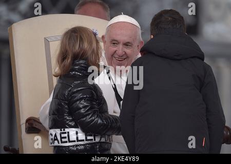 Stato della Città del Vaticano, Vatikanstadt. 09th Nov 2022. Papa Francesco durante un'udienza generale settimanale in piazza San Pietro il 9 novembre 2022 Credit: dpa/Alamy Live News Foto Stock