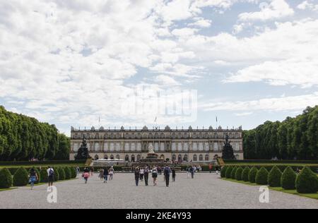 Gruppo di turisti visita il castello di Herrenchiemsee sull'isola di Herreninsel a Prien, Germania Foto Stock