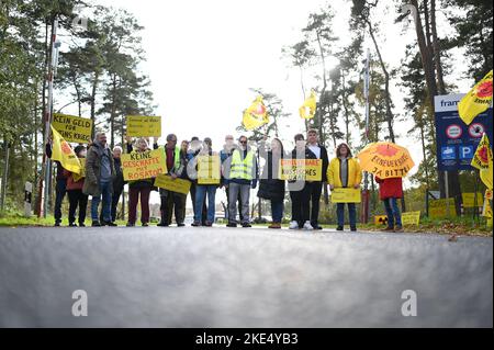 Lingen, Germania. 10th Nov 2022. Gli ambientalisti dimostrano con una veglia contro una presunta consegna di uranio arricchito dalla Russia di fronte alla fabbrica di elementi combustibili di Lingen. Si dice che l'uranio sia già arrivato a Rotterdam con una nave da San Pietroburgo. Credit: Lars Klemmer/dpa/Alamy Live News Foto Stock