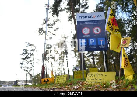 Lingen, Germania. 10th Nov 2022. Gli ambientalisti dimostrano con una veglia contro una presunta consegna di uranio arricchito dalla Russia di fronte alla fabbrica di elementi combustibili di Lingen. Si dice che l'uranio sia già arrivato a Rotterdam con una nave da San Pietroburgo. Credit: Lars Klemmer/dpa/Alamy Live News Foto Stock