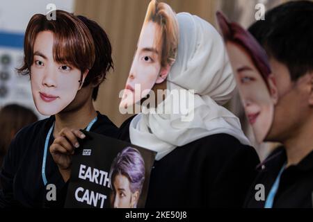 Sharm El Sheikh, Egitto. 10th Nov 2022. Gli attivisti del clima dell'Esercito BTS, che indossano i volti dei membri della band sudcoreana dei ragazzi BTS, prendono parte a una protesta a margine della Conferenza delle Nazioni Unite sui cambiamenti climatici del 2022 del COP27. Credit: Gehad Hammy/dpa/Alamy Live News Foto Stock