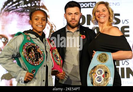 I boxer Natasha Jonas (a sinistra) e Marie-Eve Dicaire (a destra) con il promotore di boxe ben Shalom durante una conferenza stampa pre-lotta alla Love Factory, Manchester. Data di emissione: Giovedì 10 novembre 2022. Foto Stock