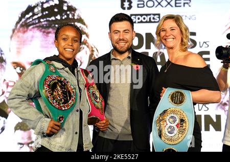 I boxer Natasha Jonas (a sinistra) e Marie-Eve Dicaire (a destra) con il promotore di boxe ben Shalom durante una conferenza stampa pre-lotta alla Love Factory, Manchester. Data di emissione: Giovedì 10 novembre 2022. Foto Stock