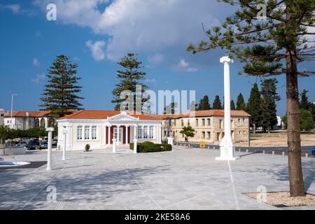 La colonna del 28th ottobre, e Pafos Municipal Library, 28th ottobre Piazza, Pafos, Cipro Foto Stock