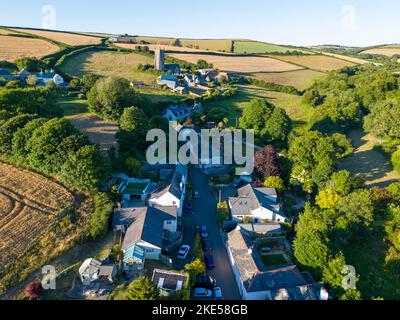 Il villaggio di Frogmore sul kingsbridge estuario in Devon. Foto del drone in estate. Foto Stock