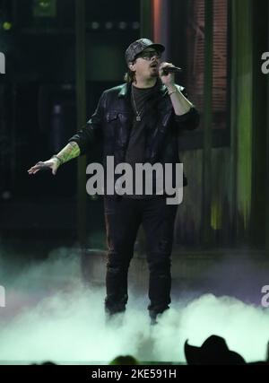 Nashville, Tennessee, Stati Uniti. 9th Nov 2022. Hardy sul palco per il Country Music Association 56th Annual CMA Awards, Bridgestone Arena, Nashville, TN 9 novembre 2022. Credit: MORA/Everett Collection/Alamy Live News Foto Stock