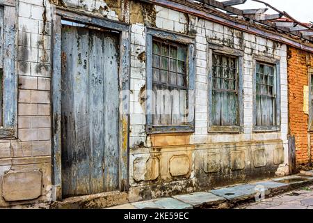 Facciata di vecchia casa abbandonata, in rovina e deteriorata dal tempo nella città di Diamantina Foto Stock