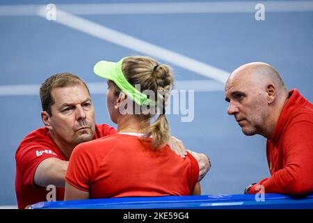 Glasgow, Scozia, 10 novembre 2022. Kine belghe Patrice Wauthier, Elise Mertens e il capitano belga Johan Van Herck, raffigurati durante una visita medica durante una partita di tennis tra il belga Mertens e l'australiano Tomljanovic, Partita due del pareggio tra Belgio e Australia nella fase di gruppo della Billie Jean King Cup Finals tennis a Glasgow, Scozia, giovedì 10 novembre 2022. Il concorso internazionale femminile si svolge dal 8 al 13 novembre 2022. FOTO DI BELGA LAURIE DIEFFEMBACQ Foto Stock