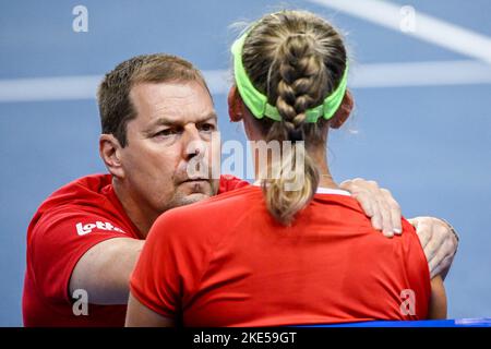 Glasgow, Scozia, 10 novembre 2022. Il kine belga Patrice Wauthier e il belga Elise Mertens, raffigurati durante una partita di tennis tra il belga Mertens e l'australiano Tomljanovic, si trovano in due partite tra il Belgio e l'Australia nella fase di gruppo delle finali di tennis della Billie Jean King Cup a Glasgow, Scozia Giovedi 10 novembre 2022. Il concorso internazionale femminile si svolge dal 8 al 13 novembre 2022. FOTO DI BELGA LAURIE DIEFFEMBACQ Foto Stock