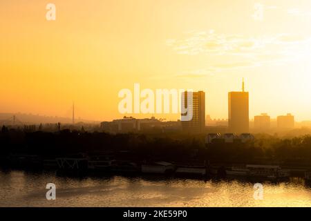 Belgrado, Serbia - 03 novembre 2022: Nuova Belgrado e il fiume Sava sparato dalla fortezza di Kalemegdan a Belgrado al tramonto Foto Stock