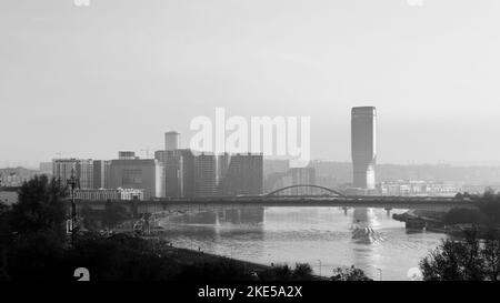 Belgrado, Serbia - 03 novembre 2022: Il lungomare di Belgrado e il fiume Sava sono sparati dalla fortezza di Kalemegdan a Belgrado Foto Stock