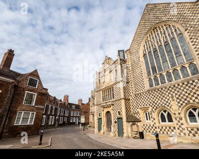 La Holy Trinity Guildhall con vecchie case a St Margaret's Place, Kings Lynn, Norfolk, Inghilterra Foto Stock