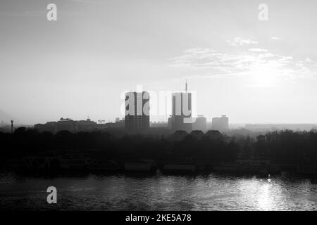 Belgrado, Serbia - 03 novembre 2022: Nuova Belgrado e il fiume Sava sparato dalla fortezza di Kalemegdan a Belgrado al tramonto Foto Stock