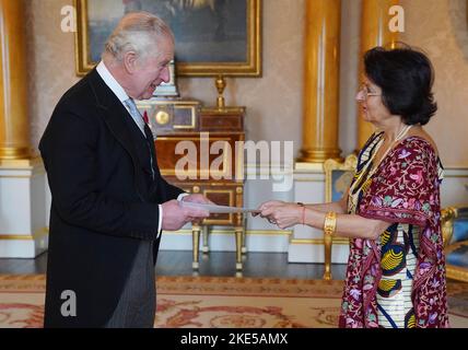 Re Carlo III (a sinistra) riceve sua Eccellenza Nimisha Madhvani (a destra), Alto Commissario per la Repubblica dell'Uganda durante un'udienza a Buckingham Palace, Londra. Data immagine: Giovedì 10 novembre 2022. Foto Stock