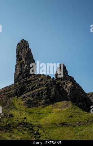 Un colpo verticale dell'Old Man of Storr, penisola trotternish dell'isola di Skye in una giornata di sole Foto Stock