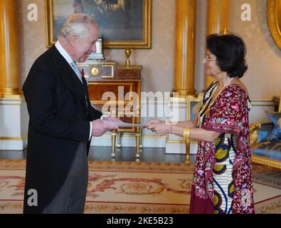 Re Carlo III (a sinistra) riceve sua Eccellenza Nimisha Madhvani (a destra), Alto Commissario per la Repubblica dell'Uganda durante un'udienza a Buckingham Palace, Londra. Data immagine: Giovedì 10 novembre 2022. Foto Stock