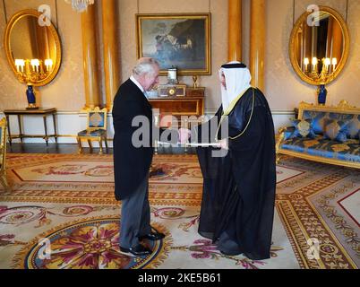 Re Carlo III (a sinistra) riceve Bader Mohammad al Awadi (a destra), Ambasciatore dello Stato del Kuwait durante un'udienza a Buckingham Palace, Londra. Data immagine: Giovedì 10 novembre 2022. Foto Stock