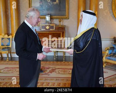 Re Carlo III (a sinistra) riceve Bader Mohammad al Awadi (a destra), Ambasciatore dello Stato del Kuwait durante un'udienza a Buckingham Palace, Londra. Data immagine: Giovedì 10 novembre 2022. Foto Stock