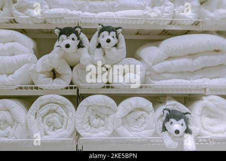 Vilnius, Lituania - 6 novembre 2022: Letti in mostra nel negozio Ikea. Piumini per bambini con morbidi giocattoli sugli scaffali. IKEA è arredamento per la casa Foto Stock