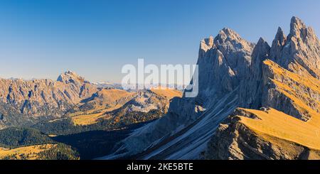 La vista dal Seceda durante la caduta è veramente fenomenale e impressionante allo stesso tempo, soprattutto in un ampio panorama 2:1. Il Seceda è un Foto Stock