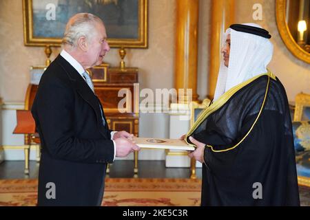 Re Carlo III (a sinistra) riceve Bader Mohammad al Awadi (a destra), Ambasciatore dello Stato del Kuwait durante un'udienza a Buckingham Palace, Londra. Data immagine: Giovedì 10 novembre 2022. Foto Stock