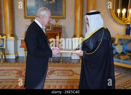 Re Carlo III (a sinistra) riceve Bader Mohammad al Awadi (a destra), Ambasciatore dello Stato del Kuwait durante un'udienza a Buckingham Palace, Londra. Data immagine: Giovedì 10 novembre 2022. Foto Stock