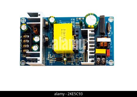 Modulo alimentatore switching c.a.-c.c. step-down per dispositivi elettrici e apparecchiature c.c. a bassa tensione. Oggetto isolato. Foto Stock