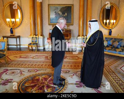 Re Carlo III (a sinistra) riceve Bader Mohammad al Awadi (a destra), Ambasciatore dello Stato del Kuwait durante un'udienza a Buckingham Palace, Londra. Data immagine: Giovedì 10 novembre 2022. Foto Stock