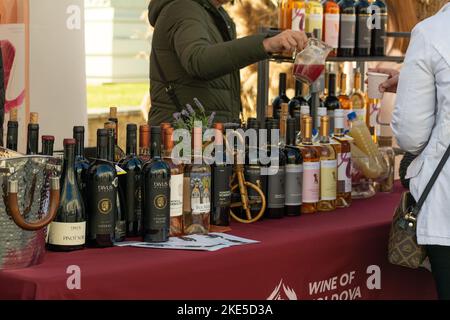 Chisinau, Moldova - 15 ottobre 2022: Mostra all'aperto sul vino durante la celebrazione della Giornata della Città di Chisinau. Moldavia. Messa a fuoco selettiva Foto Stock