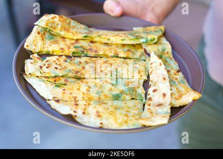 Cucina turca tradizionale. Pane di zleme su un piatto. Piatto ripieno di formaggio ed erbe aromatiche. Foto di alta qualità. Foto di alta qualità Foto Stock