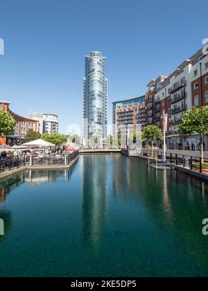 Canalside con No.1 (Lipstick) Tower, Gunwharf Quays, Portsmouth, Hampshire, Inghilterra, REGNO UNITO Foto Stock