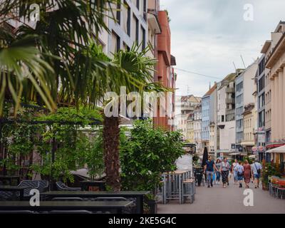 BASILEA, SVIZZERA, 7 LUGLIO 2022: Edifici storici nel centro di Basilea. Antica città ben conservata in Europa. Passeggiata nel centro città, facciate di edifici residenziali Foto Stock