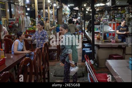 Donne nella sezione alimentare all'interno del mercato russo a Phnom Penh, Cambogia. Foto Stock
