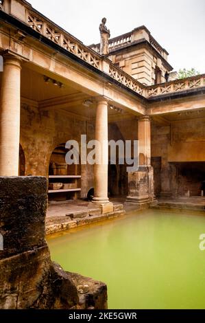 Statua sulla terrazza delle terme romane a Bath, Inghilterra. Foto Stock