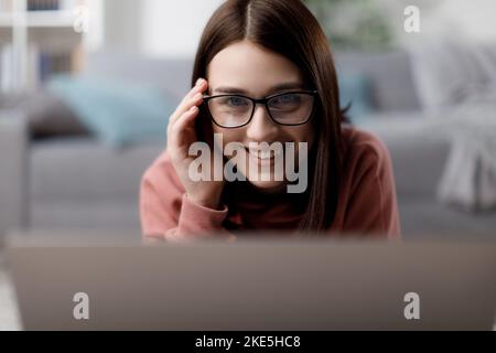 Donna felice con il computer portatile Foto Stock