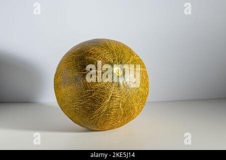 Melone , fettine di melone isolate su sfondo bianco. Foto Stock