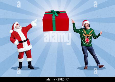 Foto creativa collage dell'uomo divertente overjoyed babbo natale dita che indicano al regalo attuale isolato su sfondo di colore a strisce blu Foto Stock