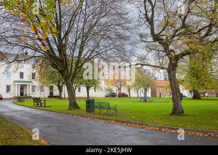 Ex edificio scolastico ora residenziale sotto il sole d'autunno su High Green Great Ayton North Yorkshire Inghilterra Foto Stock