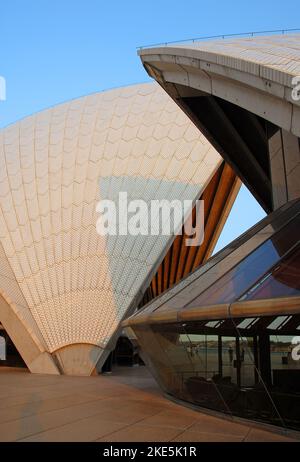 Sydney, nuovo Galles del Sud, Australia: Dettaglio architettonico della Sydney Opera House nel tardo pomeriggio. Teatro dell'Opera di Sydney. Foto Stock